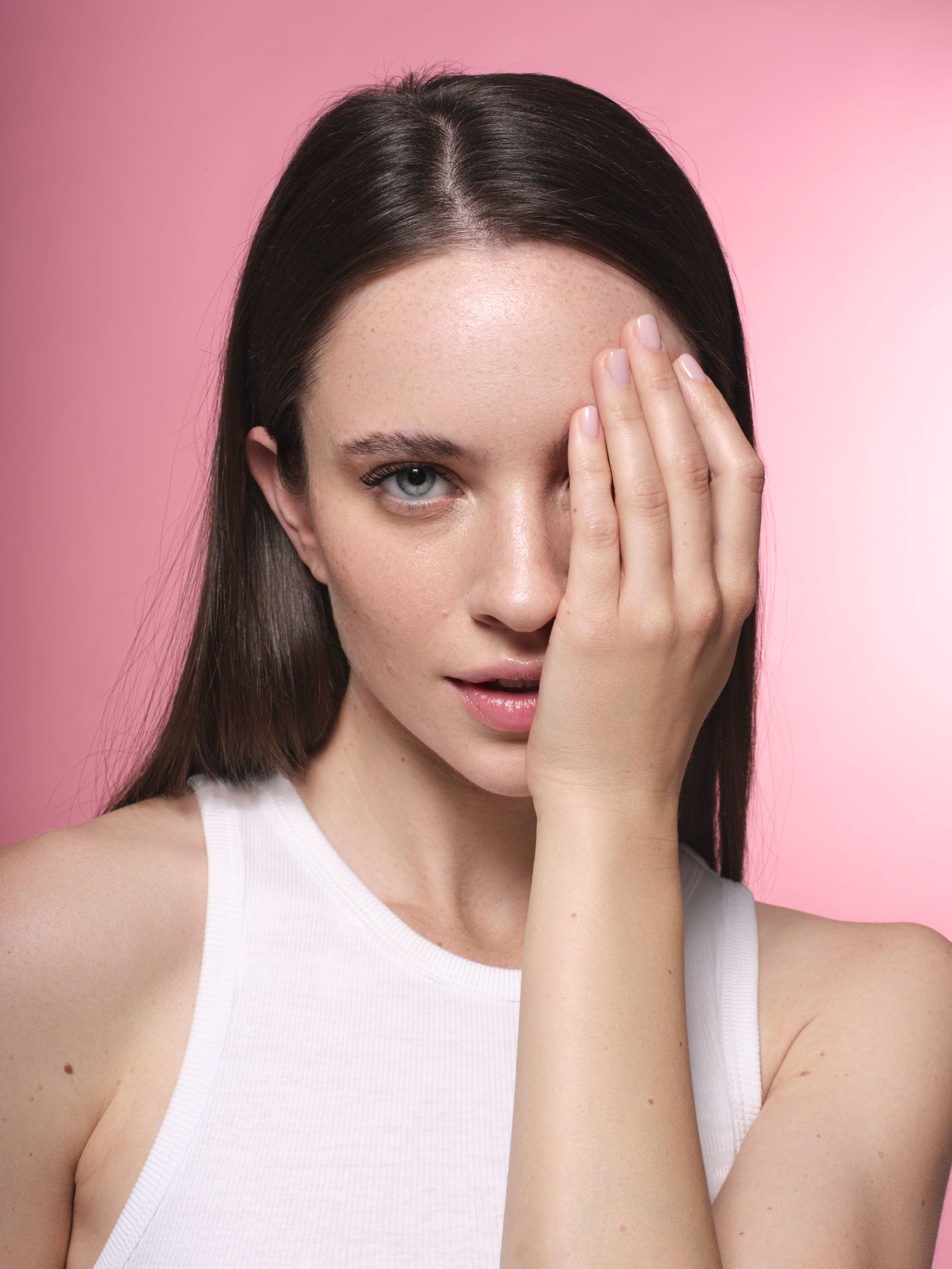 Pelle disidratata: come riconoscerla e trattarla tramite la skincare